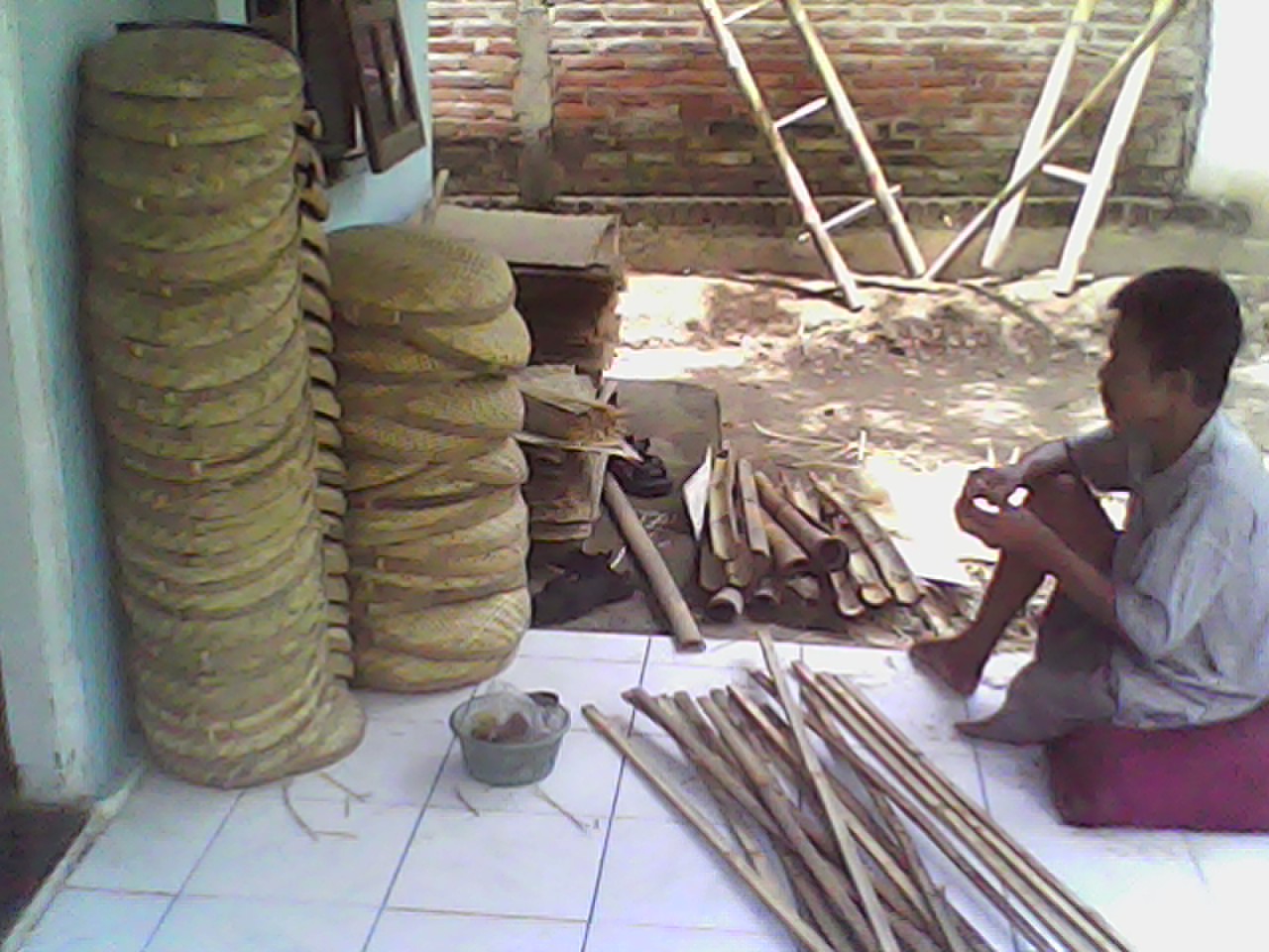  kerajinan  irig dan kalo warisan leluhur berbahan bambu  